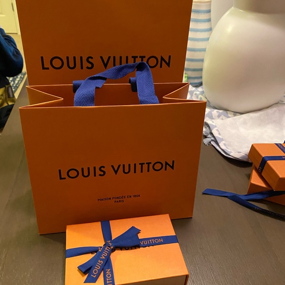 NWT Reverse LV Card Holder - Picture 7 of 7